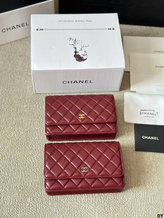 小羊皮 Chanel Woc 发财包 小香牛皮最近好多明星都在背 Chanel 19 这款包是由老佛爷karl Lagerfeld 和 Chanel现任创意总监