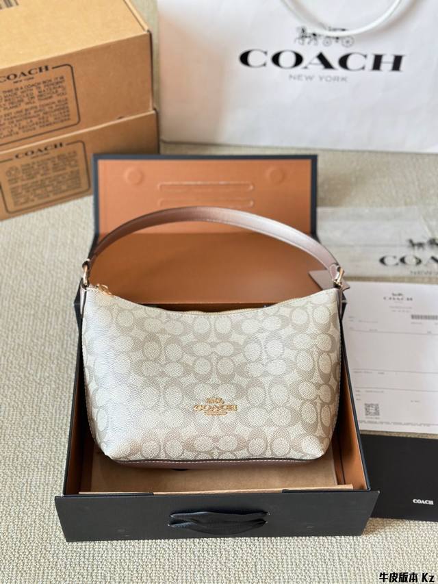 牛皮版本 Coach 11月新品 Zip Top 腋下斜挎女包 这个尺寸的包包，感觉大小也是很合适 有自带拉链设计，可手提腋下，十分方便 包包自带闪光效果，亮亮