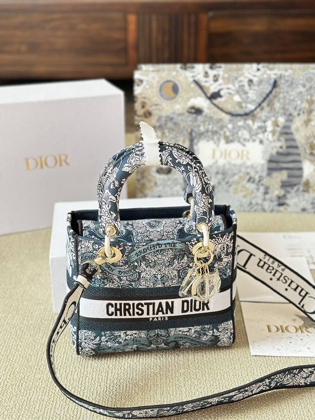 顶级原单 Dior Lady D-Lite刺绣包明星同款 刺绣戴妃配斜挎带 D家最具有代表性的包包,拥有众多的粉丝~D家 Lady D-Lite～诞生于20世纪