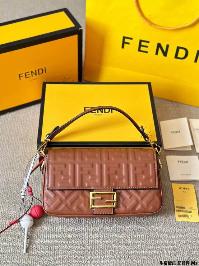 牛皮版本 配挂件 Fendi Baguette 法棍包中号 Fendi Baguette 法棍包中号第一眼就觉得砸中了我。加上中号有一根较长的肩带，非常实用。中