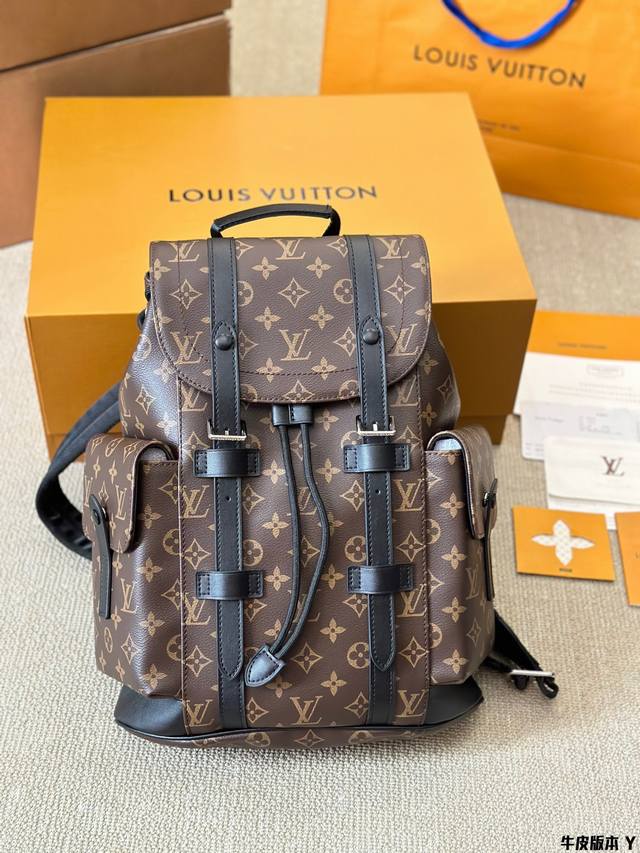 顶级原单 纯牛皮 小号 亲们，今天给大家带来一款超级时尚的包包 Lv 灰武士双肩包！口然 这款灵感来自于lv经典老花图案的双肩包尺寸为： 33*46Cm，空间足