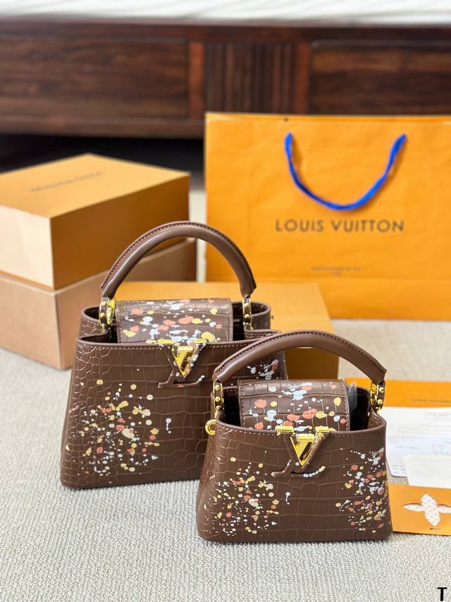 Lv Capucines 作为lv代表性高定包款之一的capucines手袋，每一季都会尝试不同的设计，并搭配新配色、新材质与新饰面。更加高端气质。 小小的尺寸