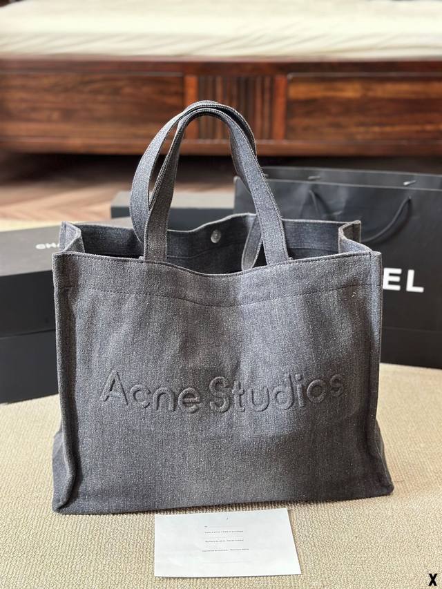 牛仔 Acne Studios 牛仔购物袋 登酷意即刻上 眼 ;大容量托特包，双面色彩渲染玩酷 趣意，轻盈出行，自在切换盛夏型格。45Cm