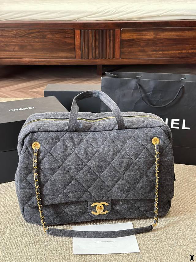 牛仔 Chanel 机场包 慵懒随性又好背 上身满满的惊喜 高级慵懒又随性 彻底心动的一只 Size:43 28Cm 牛仔 Chanel 机场包 慵懒随性又好背 上身满满的惊喜 高级慵懒又随性 彻底心动的一只 Size:43 28Cm