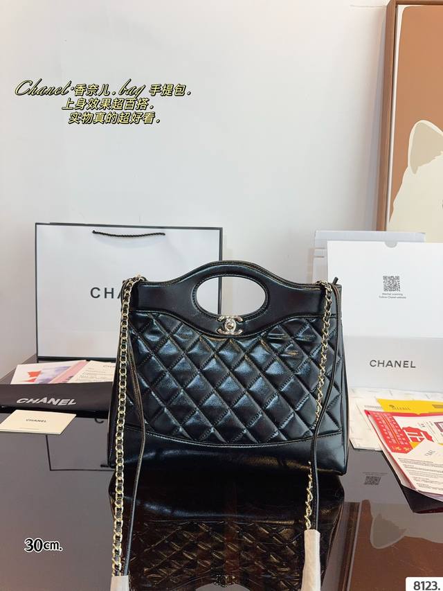 配礼盒. 香奈儿 Chanel.手提包. 时髦拿捏住啦 不显老气好好搭啊 而且貌美气质加成好高的呀～ 爱死了这份从容优雅尺寸：30*6*25Cm