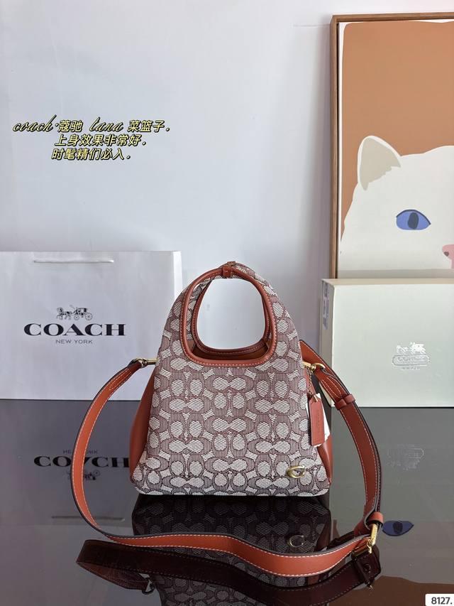 配礼盒 蔻驰9月新品lana 菜篮子 Coach 9月新款 Lana 升级版小菜篮 优雅可爱 Up 内设吸扣小隔层,细节满满 皮质手感柔软舒适,异常好ru日 尺 配礼盒 蔻驰9月新品lana 菜篮子 Coach 9月新款 Lana 升级版小菜篮 优雅可爱 Up 内设吸扣小隔层,细节满满 皮质手感柔软舒适,异常好ru日 尺