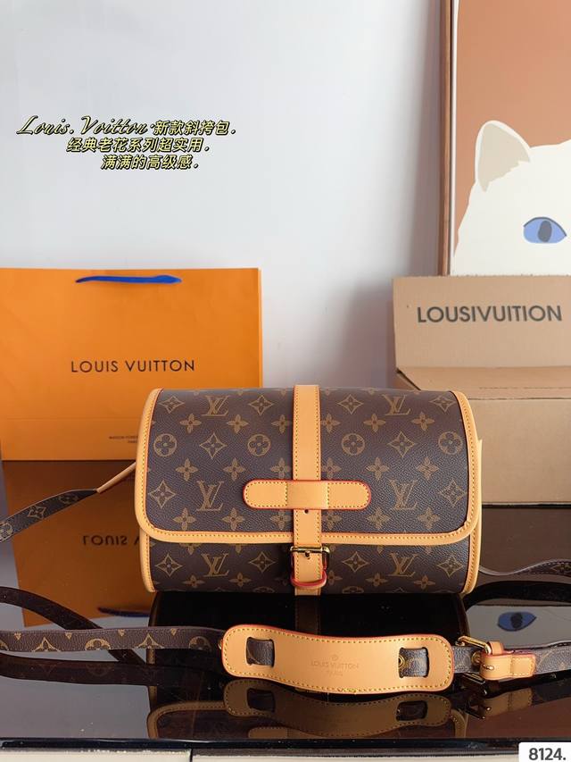 配礼盒 Lv 中古 腰鼓包.应该不用过多介绍吧 就冲它的颜值和实用性，完全配得上它断货王和涨价小天才的称号~ 可单肩，可斜挎可手提，容量也很可观。 整个包身仅肩