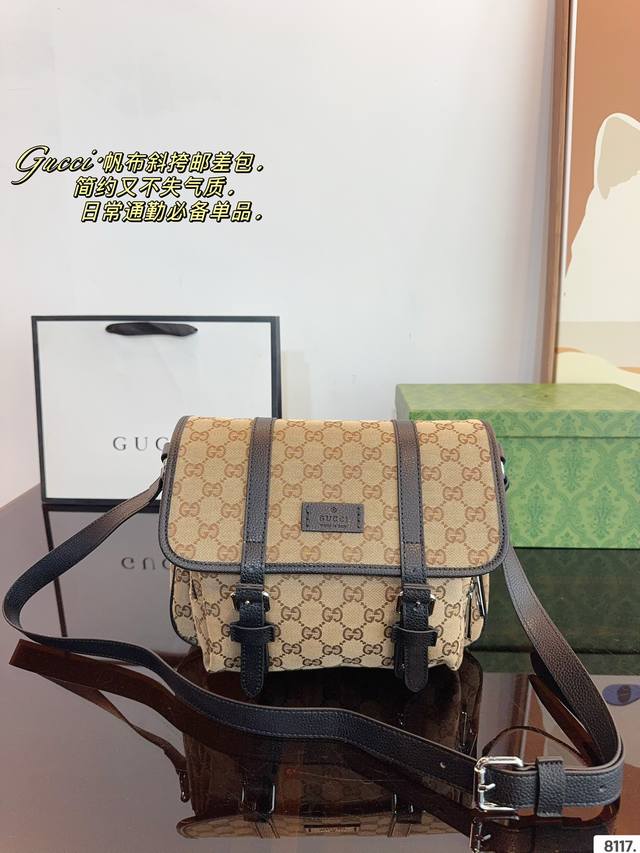 配礼盒. Gucci酷奇ophidia斜挎包. Gg男包来咯～ 随着时间成长，压花也是经久耐看且永不过时的元素 这款包包造型小巧，依旧是复古的调性，方方正正的包
