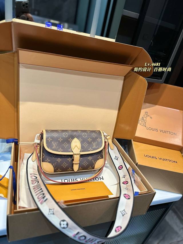 礼盒包装 早春l家 Diane 法棍手袋 配置两条肩带 搜索 Lv 法棍 尺寸: 24 15 礼盒包装 早春l家 Diane 法棍手袋 配置两条肩带 搜索 Lv 法棍 尺寸: 24 15