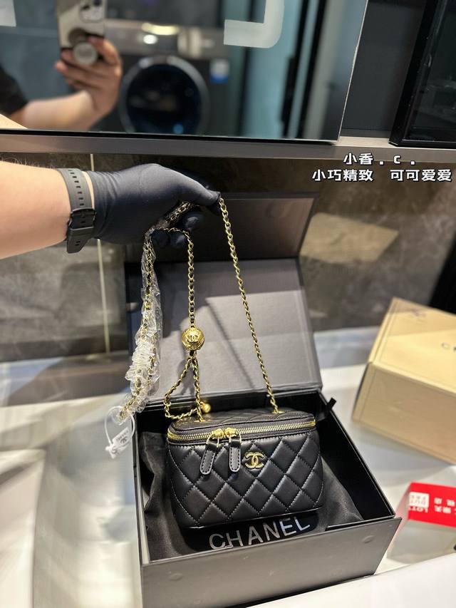 礼盒包装 尺寸：10*9Cm 迷你 18*10Cm 大 小香家 口红包黑色 金球 盒子包 高品质！很高级！ 美出高级感！ 放不下手机！ 迷你