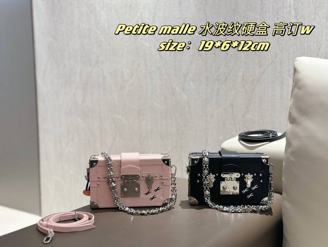 配折叠礼盒 L家 小盒子petite Malle 这个小盒子的颜值太高啦！ 太cute了！ 高级黑锁扣小盒子 太喜欢这种温柔感一眼沦陷！ 尺寸：19*5*12C