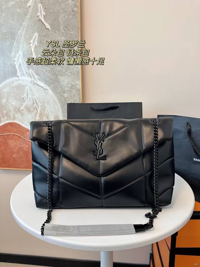 配盒 Ysl 圣罗兰 云朵包 链条包 今年超火爆的包包，柔软舒适胖乎乎的外形像拿着棉花糖，颜值很高的一款呀实用性满分+复古范十足怎么搭配都好看又百搭，还可以使用
