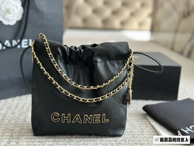 配盒 新款 Size：20*20Cm 小香家 迷你22Bag 缩小版22Bag显得格外的俏皮可爱， 头层小牛皮材质， 柔软而轻盈！ 搜索 垃圾袋 Mini