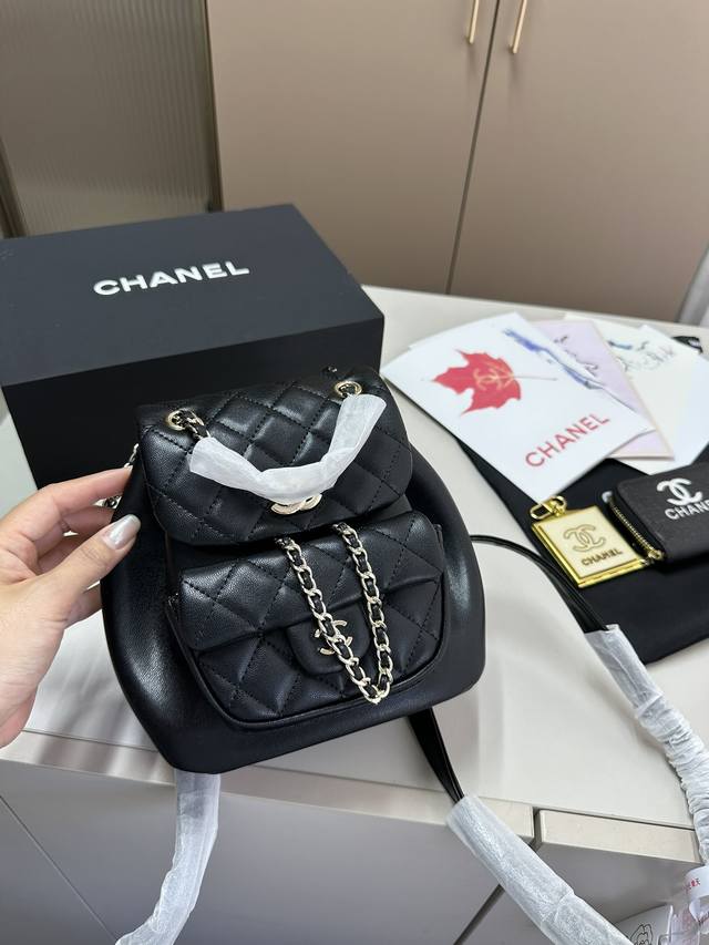 香奈儿双肩包 配卡包+小镜子 可可爱爱 本季最可爱的双肩包 D-114尺寸20.12.19折叠盒