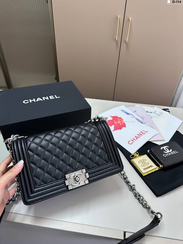 配卡包+小镜子 Chanel香奈儿leboy鱼子酱辣妈包 菱格绗缝技术,走线非常整齐~ 原五金logo,高品质,手感柔软! D-114尺寸25.6.12折叠盒 配卡包+小镜子 Chanel香奈儿leboy鱼子酱辣妈包 菱格绗缝技术,走线非常整齐~ 原五金logo,高品质,手感柔软! D-114尺寸25.6.12折叠盒