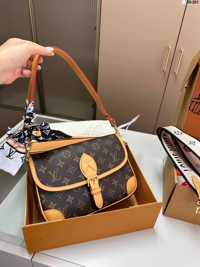 Lvdiane老花法棍包走秀款 单肩斜挎腋下包搭配花卉刺绣肩带 D-351尺寸25.10.14折叠盒飞机盒