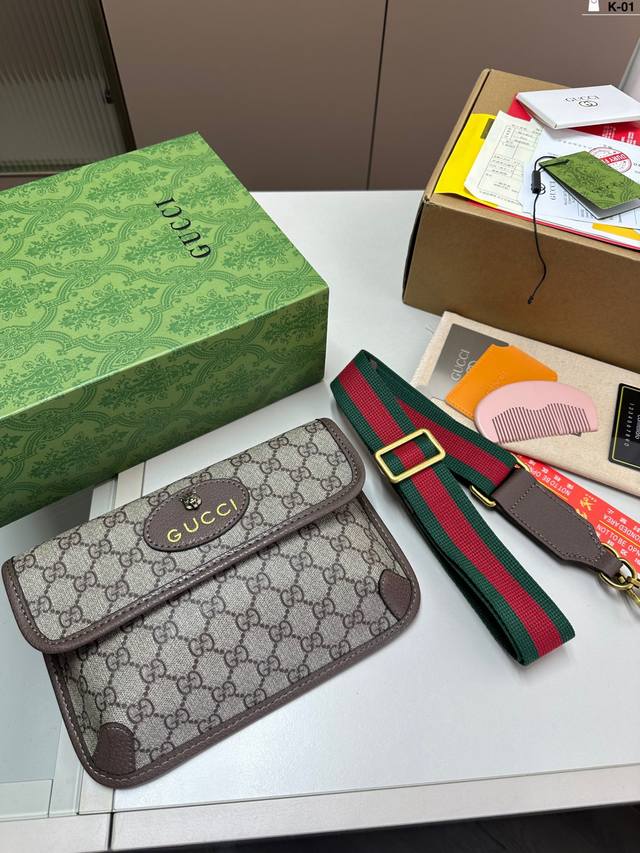 酷奇 胸包 Gucci 挂钩版配木梳小镜子 男生女生日常休闲搭配的理想选择～ 实用又百搭，小小的身体大大的空间 非常适合放随身物品~ K-01尺寸24×16折叠