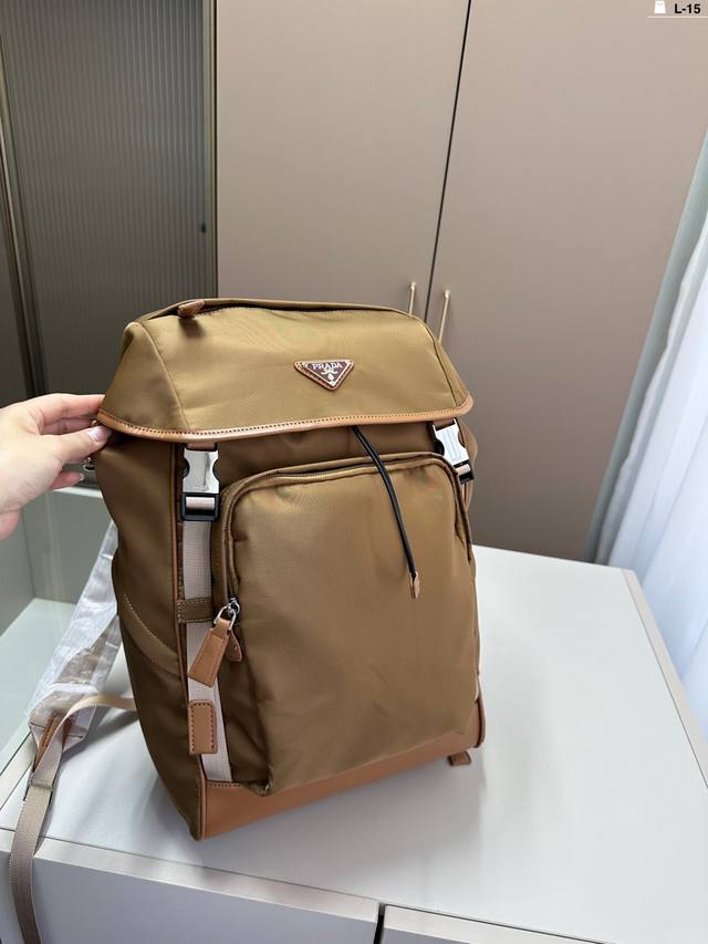 普拉达 尼龙双肩包 男生女生出门逛街装东西都很 Ok 上身就是调皮随意感 降落伞尼龙材质超耐用 L-15尺寸26.14.40