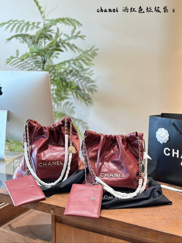 Chanel 垃圾袋 22手袋正品皮限定色紫红小号 皮质细腻有光泽,既柔软又耐磨,两者兼具 简简单单的外观却藏着不少设计师的高级设计,镂空的 Chanel Lo Chanel 垃圾袋 22手袋正品皮限定色紫红小号 皮质细腻有光泽,既柔软又耐磨,两者兼具 简简单单的外观却藏着不少设计师的高级设计,镂空的 Chanel Lo