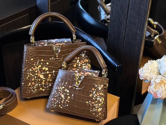 折叠礼盒 Lv Capucines 作为lv代表性高定包款之一的capucines手袋，每一季都会尝试不同的设计，并搭配新配色、新材质与新饰面。更加高端气质。