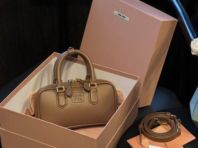 牛皮 原厂礼盒包装 Mini新版本 Miumiu Miu家新款保龄球包包，官网主推，今年绝对爆款式，顶级进口小牛皮，Miu家独具风格matelasse图案，包身