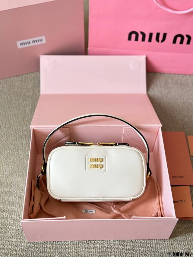 牛皮版本 Miumiu 新款饭盒包，选用顶级进口小牛皮，双拉链 设计，包身精致立体有型，正面金属刻字徽标，可拆卸 可调节皮革长肩带，棉质缎面村里，众多明星网红同
