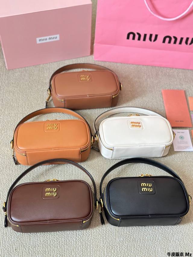 牛皮版本 Miumiu 新款饭盒包,选用顶级进口小牛皮,双拉链 设计,包身精致立体有型,正面金属刻字徽标,可拆卸 可调节皮革长肩带,棉质缎面村里,众多明星网红同 牛皮版本 Miumiu 新款饭盒包,选用顶级进口小牛皮,双拉链 设计,包身精致立体有型,正面金属刻字徽标,可拆卸 可调节皮革长肩带,棉质缎面村里,众多明星网红同