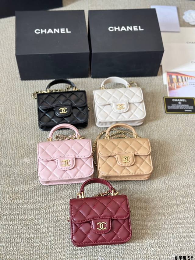 小羊皮 Chanel 高级手工坊 手柄零钱包黑色 小小一只，简直可爱到爆炸 经典的菱格纹与口盖设计、金属为复古做1日沙金，圆形 皮质手柄，线条设计极佳v可单肩斜