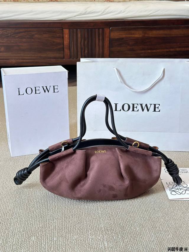 头层牛皮 绒咖啡、 Loew新包来啦 饺子包 Paseo Bag 饺子包型＋福袋的绳结~ 新系列以饺子包为主题复刻了 Loew*最早的经典包型从 大众喜欢的正方
