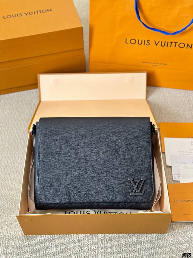 纯牛皮 Lv 路易威登 Steamer 男士邮差包 全套芯片款 黑武 土邮差包适合通勤也适合日常出街，外层锁扣设计独特 叉经典，黑色老花很好搭配，独特又经典，穿