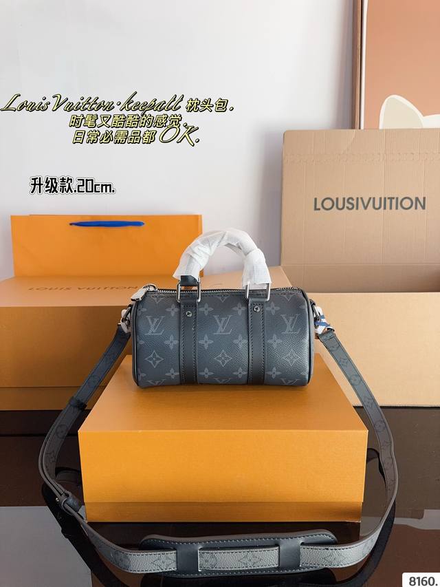 配礼盒 Lv X Nigo Keepall 20.枕头包 手袋是一款理想的都市手袋。 标志性的造型与经典的 Monogram 帆布，加之多种携带方式和奢华的天然