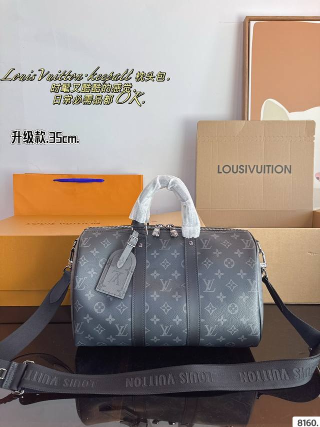 配礼盒 Lv X Nigo Keepall 35.枕头包 手袋是一款理想的都市手袋。 标志性的造型与经典的 Monogram 帆布，加之多种携带方式和奢华的天然