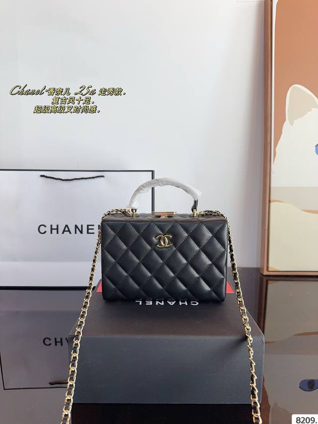 配礼盒. Chanel.香奈儿 盒子单肩包. 质感很高级 容量超级大也很耐用 日常出街背它回头率百分百 就是这种随性慵懒感尺寸:20*7*13Cm 配礼盒. Chanel.香奈儿 盒子单肩包. 质感很高级 容量超级大也很耐用 日常出街背它回头率百分百 就是这种随性慵懒感尺寸:20*7*13Cm
