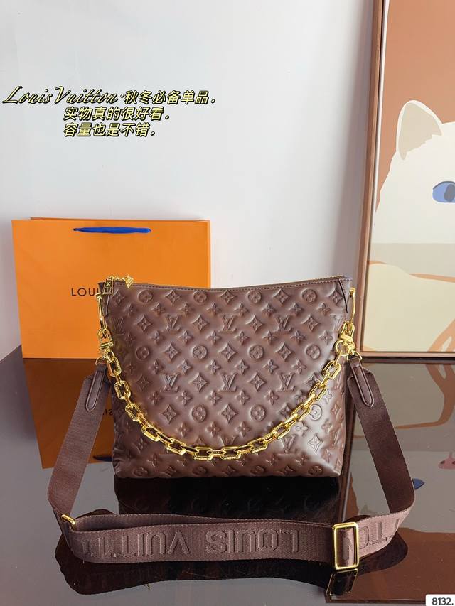 Lv.Bubblegram 链条系列. 上身效果真的是美炸了 完全被这只包包美住了 不用多说 无法抗拒它的颜 尺寸：30*9*27Cm
