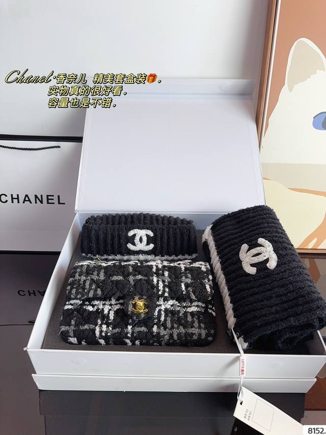 围巾帽子套盒. Chanelcf系列 Cf丹宁链条 香奈儿#精致女神推荐入手呦 美貌与实用并存 近年超盛行而小香这款做的超级棒 百搭休闲,职业,萌新等多种风格