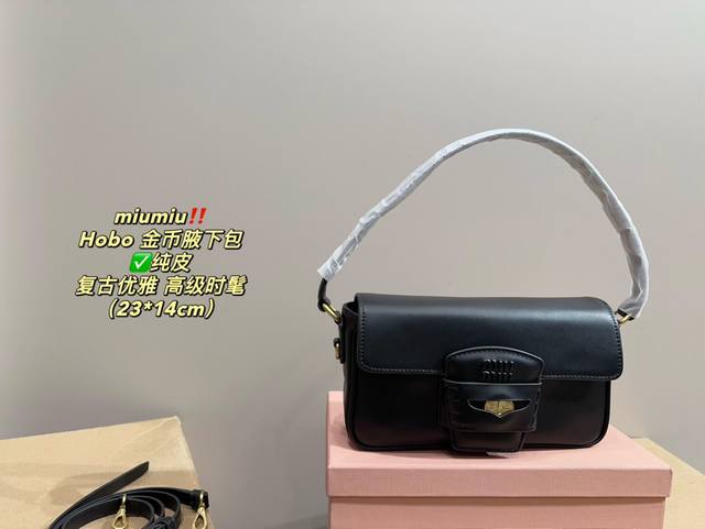 纯皮 配盒尺寸23.14 Miumiu Hobo 金币腋下包 Miu限定款金币包 新款 Penny 手袋 最大亮点是在包盖插扣中嵌入一枚刻有品牌徽标的 1 2便