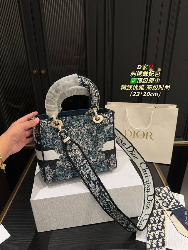 配折叠盒尺寸23.20 迪奥 刺绣戴妃包 Dior 用象征坚韧和守护的蓟花图案来诠释,拎着它们仿佛即刻就能置身到苏格兰那令人叹 为观止的自然动植物风光之中~ 经 配折叠盒尺寸23.20 迪奥 刺绣戴妃包 Dior 用象征坚韧和守护的蓟花图案来诠释,拎着它们仿佛即刻就能置身到苏格兰那令人叹 为观止的自然动植物风光之中~ 经