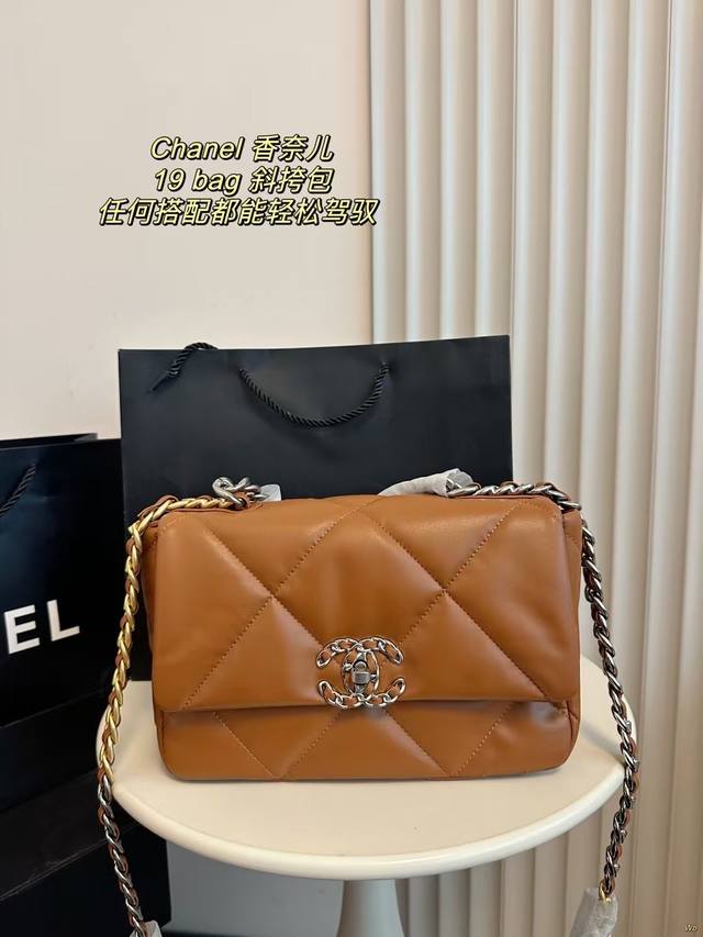 配盒 Chanel 香奈儿19Bag 链条斜挎包 Chanel大链条，自身包重很轻，容量超大，冬天小仙女们东西多，完全不用担心放不下，有型，能装，风格随意切换，