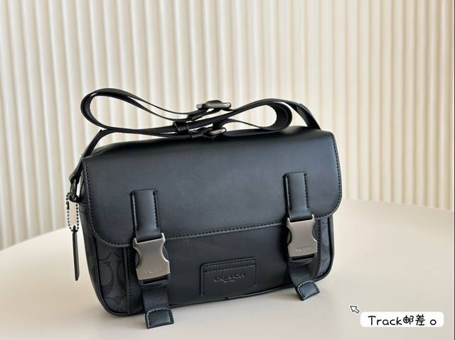折叠盒 Size：28*20Cm C家 Track邮差包 原材料pvc配牛皮 单肩斜跨男包， 耐磨耐用 实用又百搭！ 搜索 Coach 邮差包