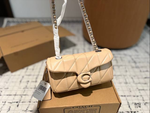 配折叠盒子 百搭神器 Tabby 蔻驰酒神新品 Quilted Tabby 链条版tabby 这你能忍住 满满的小细节 尺寸：20.7.11