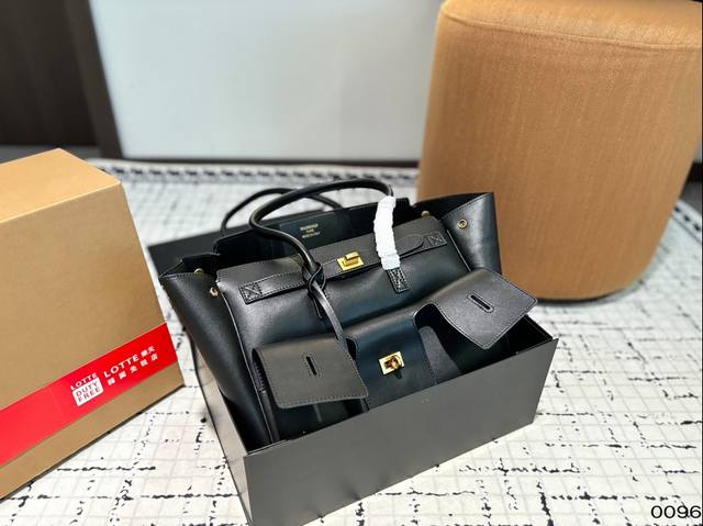 折叠盒。纯皮巴黎世家新款rodeo大廓形包包 柔软的大廓形包包 上身慵懒感立刻get、 真的很喜欢又方便又酷的超实用大包 尺寸30.15.28 37.20.30