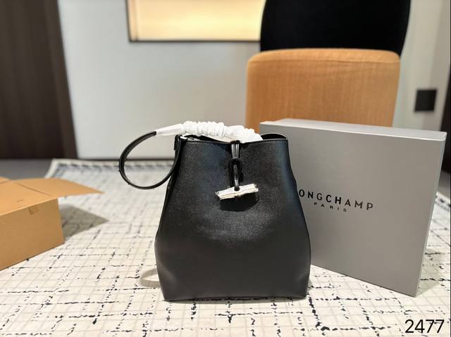 配盒子 珑骧托特 不得不说实在太好背了，可以手提，也可以斜跨五金的竹节扣质感满满皮质细腻又兼具挺阔外形 圆润的包型弱化了攻击性，让穿搭更休闲松弛希望你的手边，都