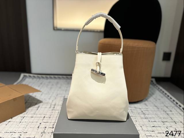 配盒子 珑骧托特 不得不说实在太好背了，可以手提，也可以斜跨五金的竹节扣质感满满皮质细腻又兼具挺阔外形 圆润的包型弱化了攻击性，让穿搭更休闲松弛希望你的手边，都