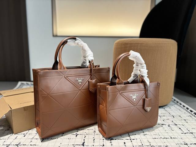 Prada 托特包 慵懒随性又好背 上身满满的惊喜 高级慵懒又随性 彻底心动的一只 Size：35.28。 28.22