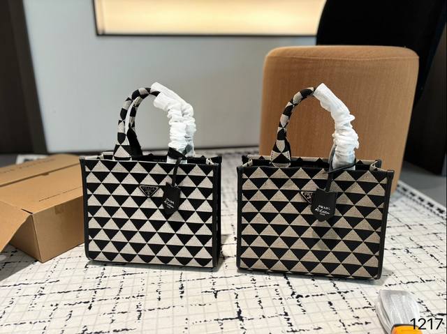 Prada最新tote 购物袋 这个系列将是prada接下来一整季的主打款式。Prada 手袋的曲线型设计十分醒目，当手包很优雅，时尚百搭！也很轻便哦！尺寸28