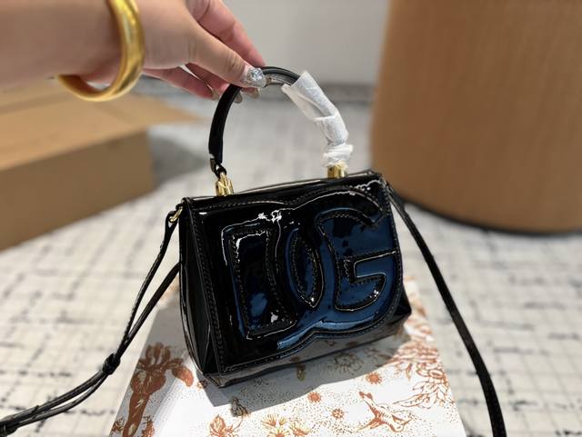 配礼盒 杜嘉班纳dg 新款 尊贵典雅的外形经典优质面料奢华至极 有着与生俱来的英伦气息 比1制作 特供原版 高端品质独家订制 尺寸：21*10*18Cm