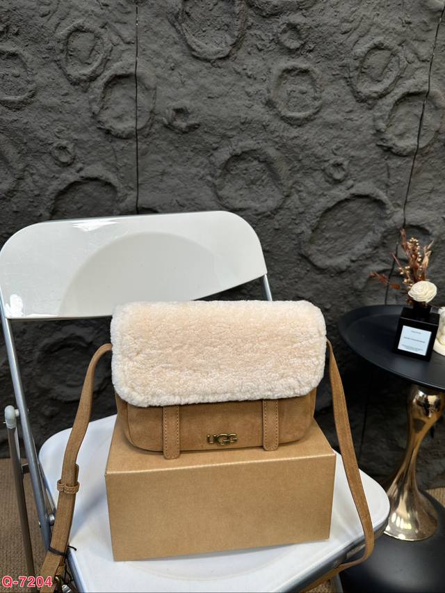 配礼盒 Ugg羊羔毛邮差包 美式复古学院风 出片率真的超高 容量我都不想夸了 闭眼入～ 尺寸21.17Cm