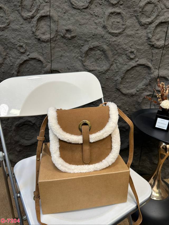 配礼盒 Ugg羊羔毛马鞍相机包 美式复古学院风 出片率真的超高 容量我都不想夸了 闭眼入～ 尺寸18.18Cm