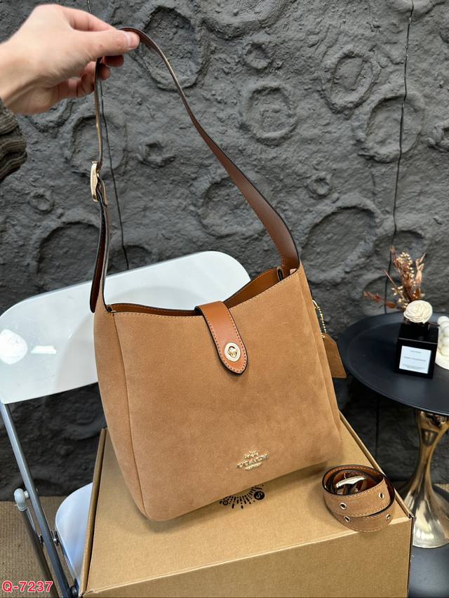 配礼盒 蔻驰coach女士hadley 流浪包鹿皮绒皮单肩包腋下包新款hadley 腋下斜挎包里层是荔枝纹皮面手感很好肩带可调节 Hobo平替！慵懒时髦 高级感