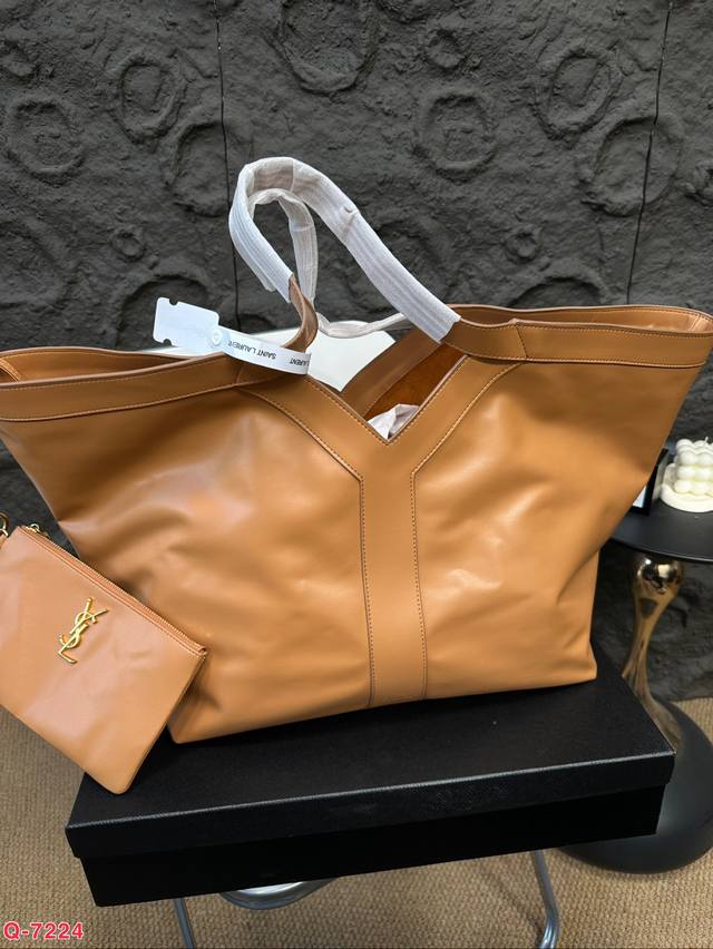配礼盒 圣罗兰 Ysl 托特包 质感很高级 容量超级大也很耐用 日常出街背它回头率百分百就是这种随性慵懒感！尺寸36.33Cm